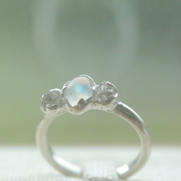 美麗色彩的彩虹月光石銀戒指