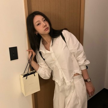 ˏˋ 𝐻𝑒𝑦 𝑆𝑝𝑟𝑖𝑛𝑔 - ̗̀ 🌷⛅️ ̖́‎韓國ins 法式氣質時尚翻領木耳邊花邊下襬設計感長袖襯衫 女生上衣