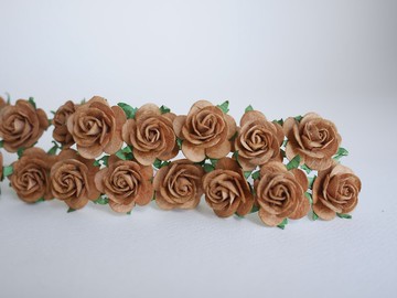 紙花，50 朵桑葚玫瑰，尺寸 2.5 公分。曲線花瓣，棕