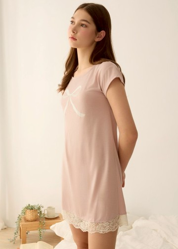 連身_夏日暖陽．蕾絲拼接短袖睡衣(罌粟粉-大蝴蝶結)