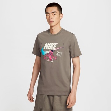 【NIKE】AS U NSW TEE OC MED GFX SEGB 短袖 休閒 T恤 棕 HQ9259-289