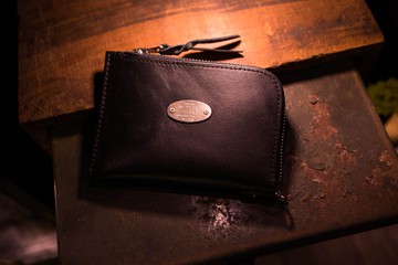 【METALIZE】經典銅牌皮革拉鍊零錢包-黑銀版