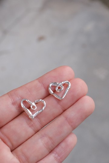 冬繫 小愛心耳環 自然紋路 不對稱販售