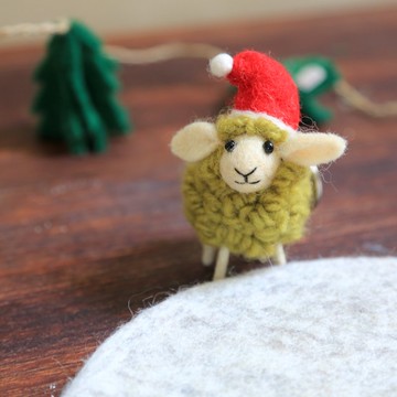 羊毛氈鑰匙圈－彩色捲捲羊戴聖誕帽/抺茶綠