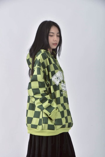 (F) 連帽綠色長袖上衣