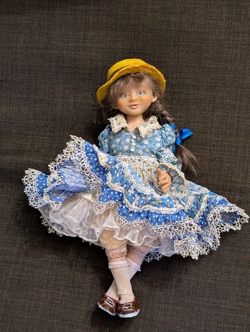 Betsy 是一尊獨一無二的沙龍娃娃，她不僅是擺飾，更是居家空間中的藝術品。