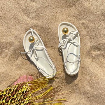 2025年新款白色綁帶厚底一字扣帶夾趾金屬球沙灘羅馬平底涼鞋女夏