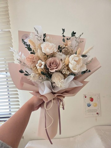 榛果奶茶。永生玫瑰中型花束