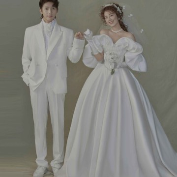 22春影樓拍照拖尾簡約復古緞面一字肩白婚紗攝影情侶寫真主題禮服