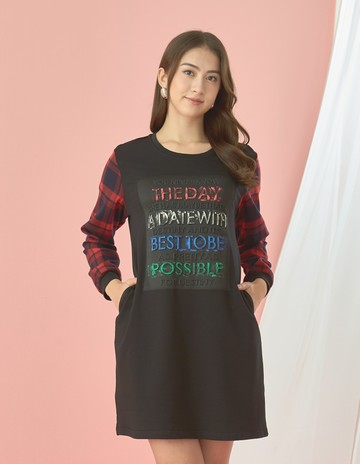 ★【喜芝梅】文藝壁畫 撞色立體字母格紋長袖洋裝(黑色；M-2L) 224500472