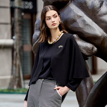 ILEY伊蕾 素雅假兩件式披肩造型上衣(黑；M-XL)