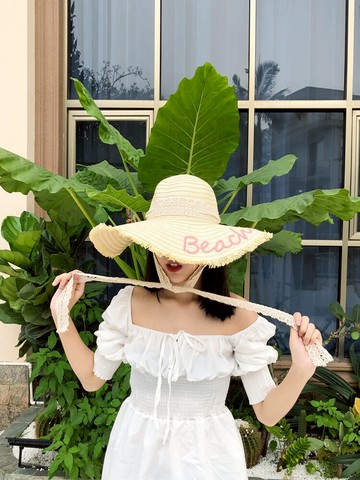 大檐草帽刺繡磨邊字母綁帶防風沙灘帽蕾絲飄帶蘿莉甜美仙女遮陽帽1入