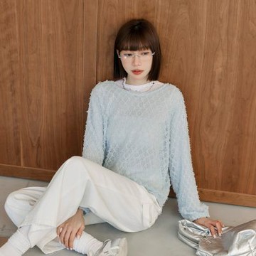 OB嚴選-微透膚立體燒花紋理後V領上衣《AB20775-》