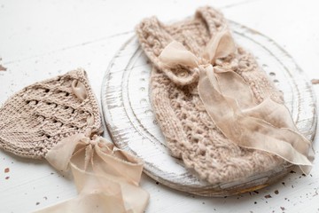針織米色嬰兒連身 romper 與帽子套組