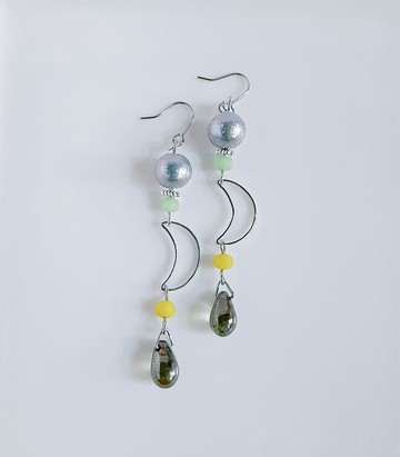 水滴與月牙隨之搖曳，清爽綠色調的長款耳飾/耳環，搭配珠光，禮物，宇宙主題，清新，可更換為抗過敏耳飾