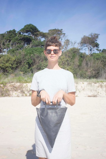 ANYWAY 簡約三角形真皮托特包連黑色鐵手抽