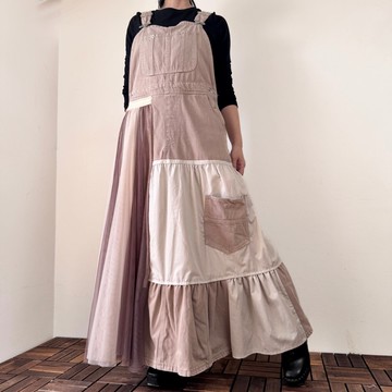以二手丹寧工裝吊帶褲搭配絲滑網紗，打造獨特異材質拼接洋裝。