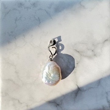 。絲帶飛揚。天然彩虹鏡面珠光。巴洛克淡水珍珠。925純銀項鏈。