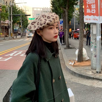 蝸牛爬爬家/網紅同款港風個性兔毛豹紋貝雷帽子女秋冬復古蓓蕾帽1入