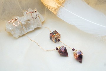 小晶菱靈擺耳飾－赭織錦