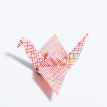 \鶴立獨行/ 摺紙別針_紅格子