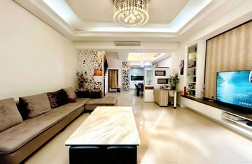 【新光重劃區/大地坪輕屋齡/氣質典雅別墅】｜台中市太平區立文街