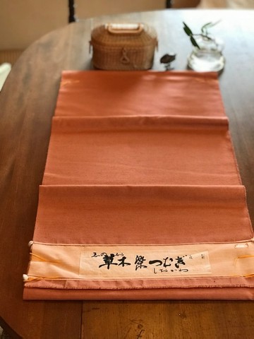 淡いサンゴベージュ色紬反物