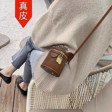 香港專柜棕色包包女式2025新款休閑百搭手拎包輕奢復古斜挎水桶包