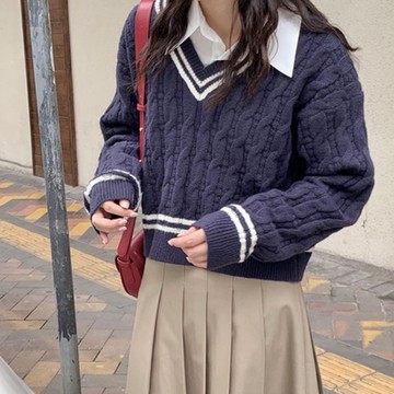 La BellezaV領條紋滾邊學院風麻花短版針織毛衣