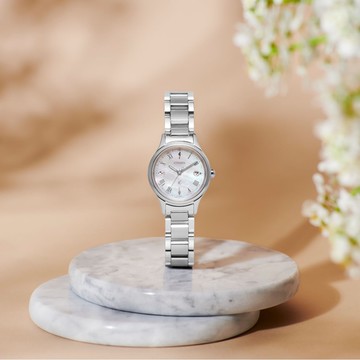 CITIZEN_星辰【xC 系列】光動能 鈦金屬 電波女錶-銀雪白蝶貝(ES9490-52D)