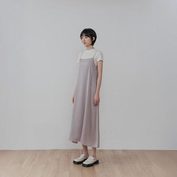 QUEENSHOP_S 女裝 簡約光澤感條紋細肩長洋裝-灰 現+預 【01087314】