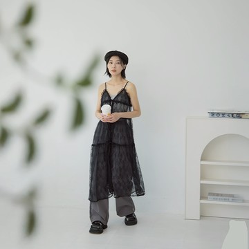 QUEENSHOP_ S 女裝 蕾絲荷葉綁帶細肩透膚長罩衫 兩色售 現+預 【01098953】