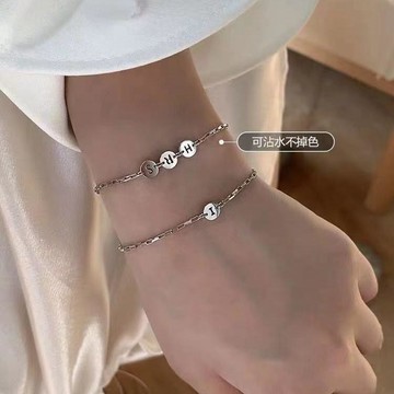 客製化手鏈💗 訂製26字母情侶閨蜜手鏈圓片字母輕奢小衆禮物送女友姐妹網紅姓名 SNJX