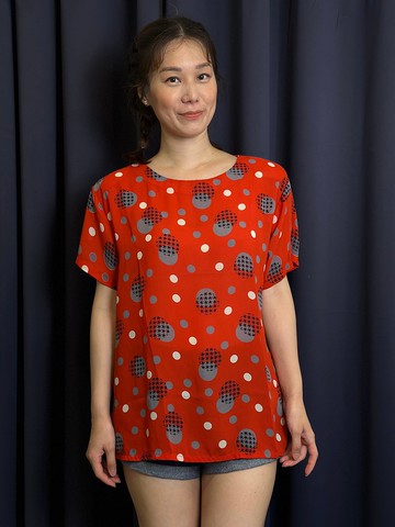 草間彌紅底點點上衣