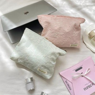 6532 柔粉刺繡碎花手拿化妝包蓬松手感學生黨旅行化妝品收納袋