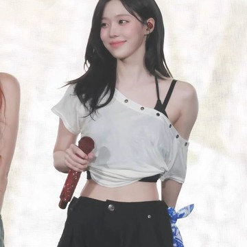 ♡ 𝑪𝒉𝒊𝒄 𝒖 ♡新款韓版簡約白色慵懶顯瘦上衣夏季收腰個性釘珠鏤空設計感短袖衫