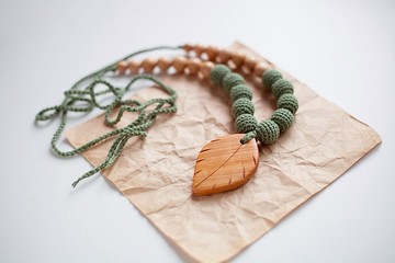 鉤針編織波西米亞風長牙項鍊，帶木葉吊墜，適合母乳喂養媽媽