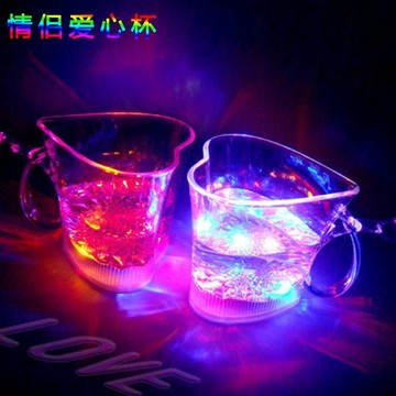 小廢物俱樂部 水感應發光杯 愛心杯 浪漫情侶杯 led發光杯 情人節禮物 交換禮物 生日禮物 喝水杯 上課無聊小玩具
