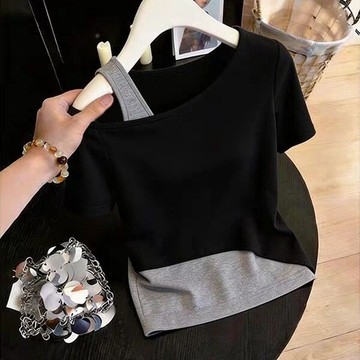 大碼上衣 短袖T卹 上衣 通勤上衣 小衫中大尺碼S-3XL新款假兩件女拼接氣質斜領露肩顯瘦百搭上衣-16589.胖胖美依