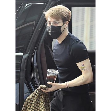 黑色王嘉爾同款t恤男款修身緊袖口重磅顯肌肉短袖夏季小領口衣服
