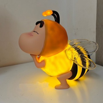 ✨【 蜜蜂小新燈 】✨ 網紅INS 小新蜜蜂燈 蠟筆小新夜燈 臥室兒童房檯燈 桌面擺件 畢業禮物 交換禮物