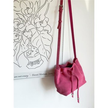 小眾設計師款韓系可愛簡約復古麂皮mini抽繩水桶包單肩斜挎包女包