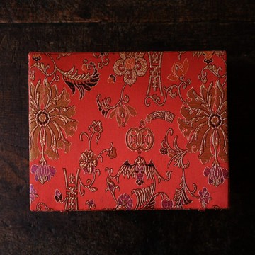 花卉與漢字◆閃亮金蔥線點綴，極具質感。中國產 刺繡盒 中國風復古 室內裝飾 收納 小物收納 新復古風格