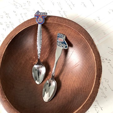 1980s Retro設計琺瑯徽章鍍銀紀念湯匙 2pcs 組合