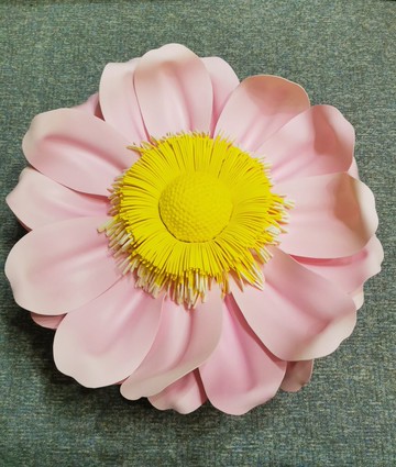 大銀蓮花。婚禮粉紅色裝飾。拍攝創意。嬰兒送禮會。插花