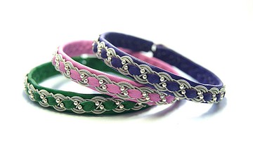 窄女皮手鐲。 斯堪的納維亞設計珠寶。 明亮的手鐲