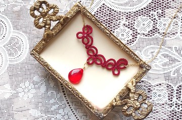 Tatting 蕾絲與大顆水滴形捷克珠項鍊・紅寶石紅