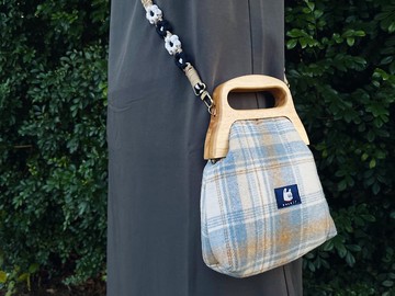 灰藍格紋 毛呢布 2way手提木頭口金包 斜背包 附花花編織背帶