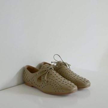 起司洞-側邊簍空綁帶平底包鞋-杏灰色