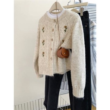 浣熊絨刺繡短款針織毛衣開衫女2026冬外穿加厚歐貨慵懶風羊毛外套